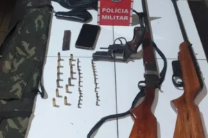Polícia Militar apreende armas e munições durante ocorrência de violência doméstica no Sertão da Paraíba Polícia Militar apreende armas e munições durante ocorrência de violência doméstica no Sertão da Paraíba