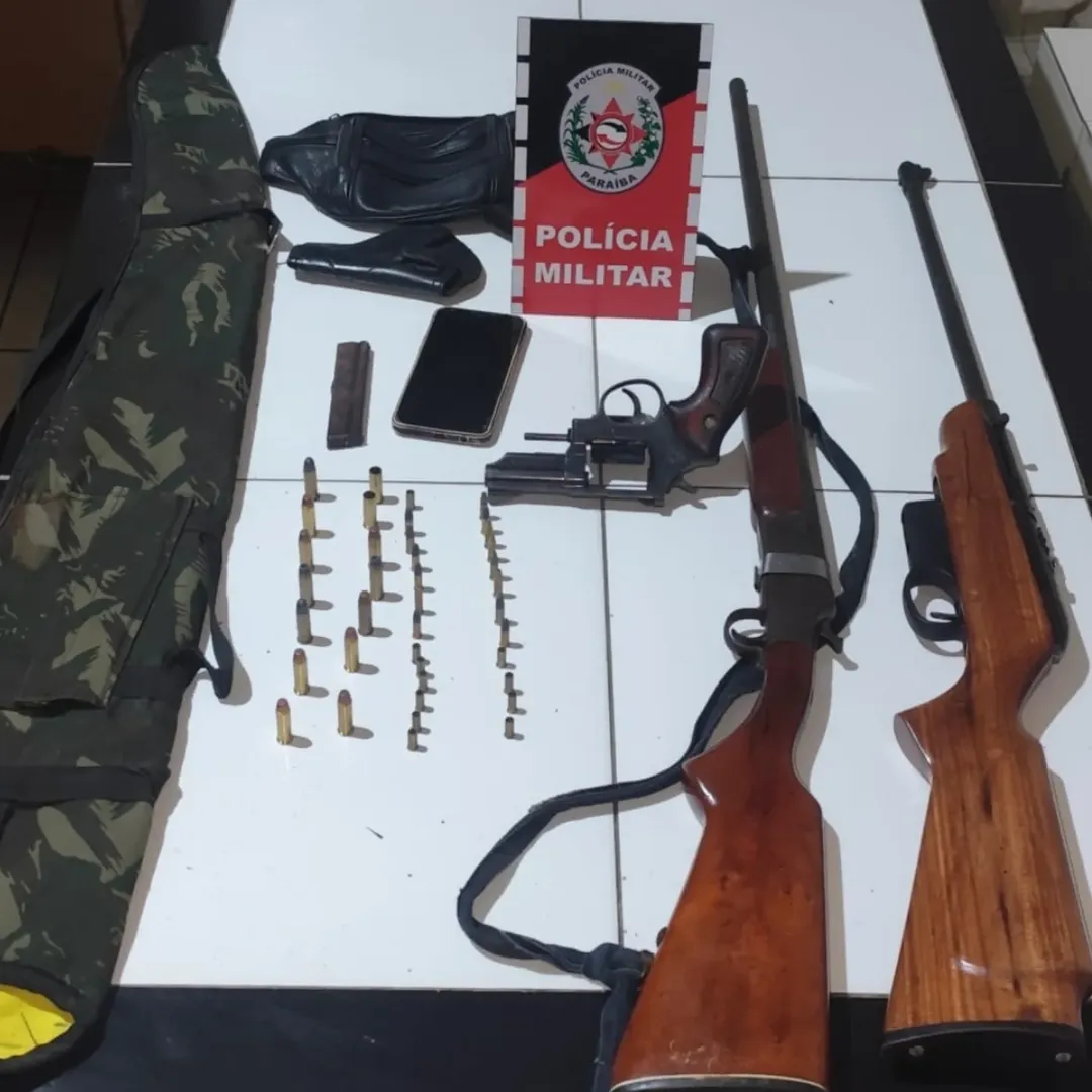 Polícia Militar apreende armas e munições durante ocorrência de violência doméstica no Sertão da Paraíba Polícia Militar apreende armas e munições durante ocorrência de violência doméstica no Sertão da Paraíba