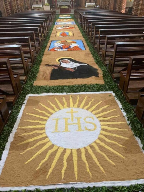 Celebração do Corpus Christi em 2024 com tapetes nas igrejas da Arquidiocese da Paraíba