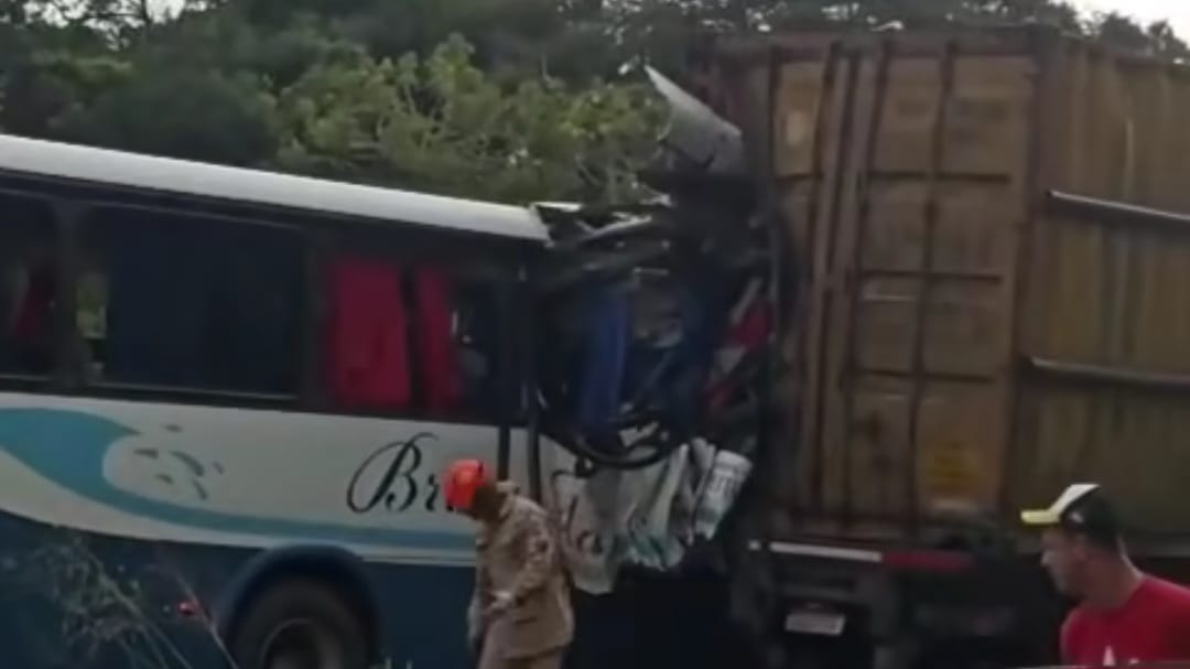Sete feridos no acidente entre ônibus e caminhão têm estado regular e são transferidos; duas pessoas seguem graves no Trauma Sete feridos no acidente entre ônibus e caminhão têm estado regular e são transferidos; duas pessoas seguem graves no Trauma