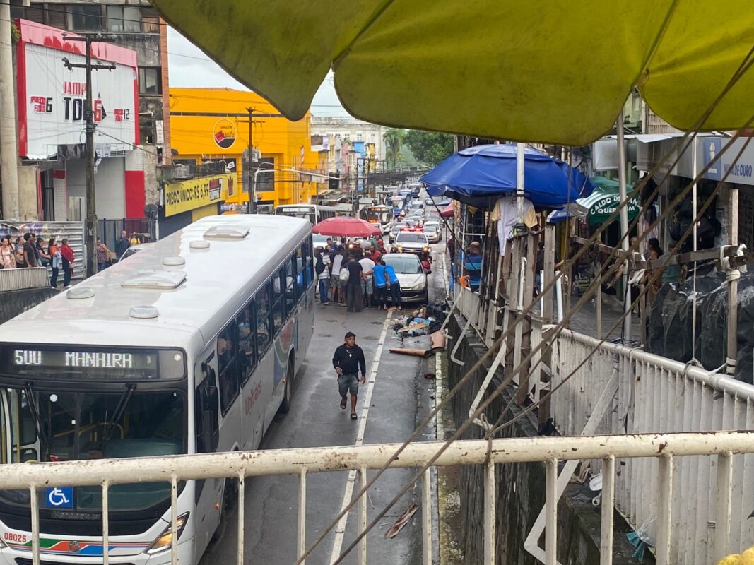 Acidente entre moto, carro e ônibus deixa uma pessoa gravemente ferida no Centro de João Pessoa Acidente entre moto, carro e ônibus deixa uma pessoa gravemente ferida no Centro de João Pessoa
