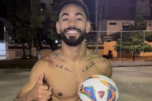 Matheus Cunha convoca pelada improvisada em João Pessoa; veja vídeos Matheus Cunha durante pelada em João Pessoa