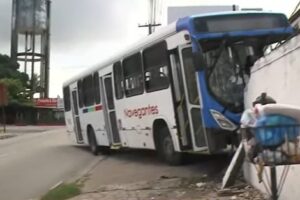 Ônibus desgovernado bate em muro de prédio em João Pessoa ônibus, acidente, desgovernado, joão pessoa