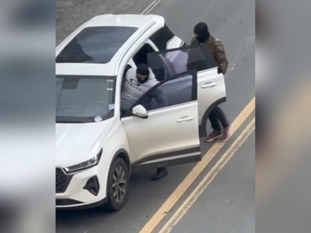 Bandidos roubam carro de mulher e fogem após ataque a carro-forte em Campina, mostra vídeo carro roubado, assalto, carro-forte, campina grande