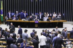 Congresso derruba veto e retoma indenização à pessoas com microcefalia provocada pelo vírus Zika Sessão do congresso Nacional na terça-feira (17)