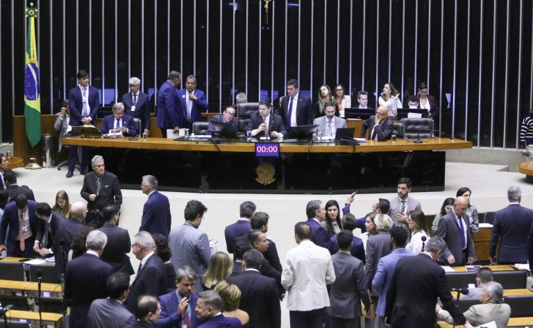 Congresso derruba veto e retoma indenização à pessoas com microcefalia provocada pelo vírus Zika Sessão do congresso Nacional na terça-feira (17)