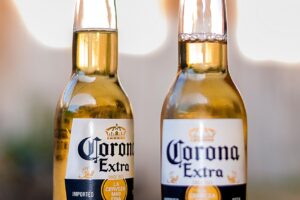 Cervejinha no 'PP': preço da bebida no São João de Campina Grande varia de R$ 5 a R$ 35 cerveja, corona
