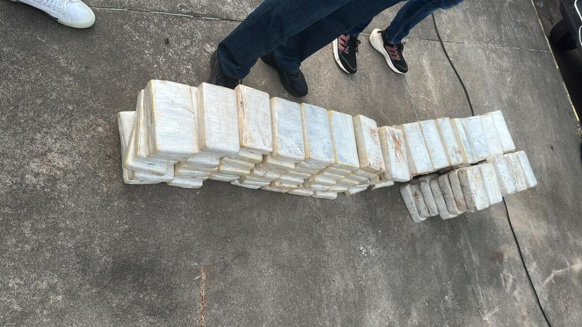 PRF e Polícia Federal apreendem 163kg de cocaína escondidos em caminhão na Grande João Pessoa PRF e Polícia Federal apreendem 163kg de cocaína escondidos em caminhão na Grande João Pessoa