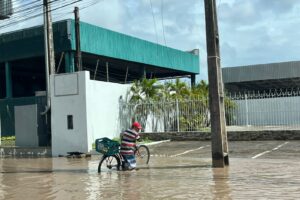 Pontos de alagamento provocam trânsito intenso no Bessa ponto de alagamento Bessa