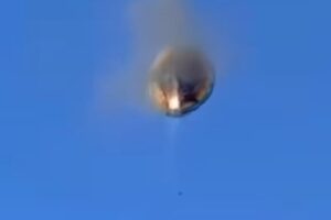 VÍDEO: balão pega fogo no ar, cai em cima de posto de saúde e deixa mortos balão