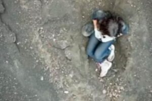 Brasileira cai durante trilha a vulcão e aguarda resgate na Indonésia Brasileira cai durante trilha a vulcão e aguarda resgate na Indonésia