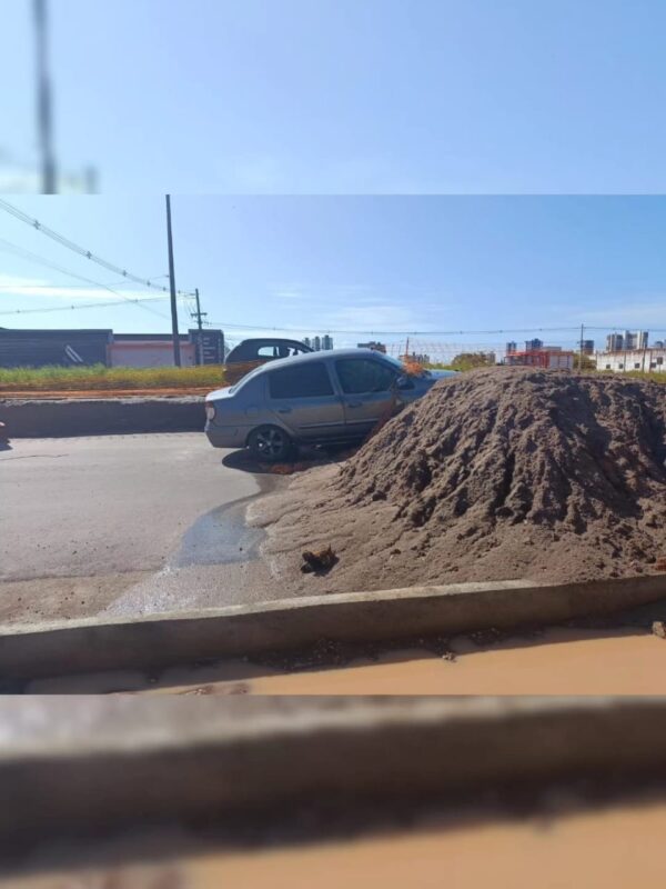 Condutor bate em barreira e carro atola em interdição na BR-230 sentido João Pessoa a Cabedelo Condutor bate em barreira e carro atola em interdição na BR-230 sentido João Pessoa a Cabedelo