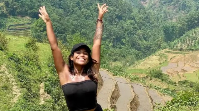 Corpo de Juliana Marins é içado de vulcão na Indonésia e levado de maca até hospital Corpo de Juliana Marins é içado de vulcão na Indonésia e levado de maca até hospital