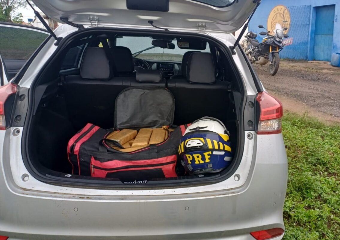 PRF apreende carro roubado com 30 kg de droga após perseguição no interior da Paraíba; dois suspeitos são presos PRF apreende carro roubado com 30 kg de droga após perseguição no interior da Paraíba; dois suspeitos são presos