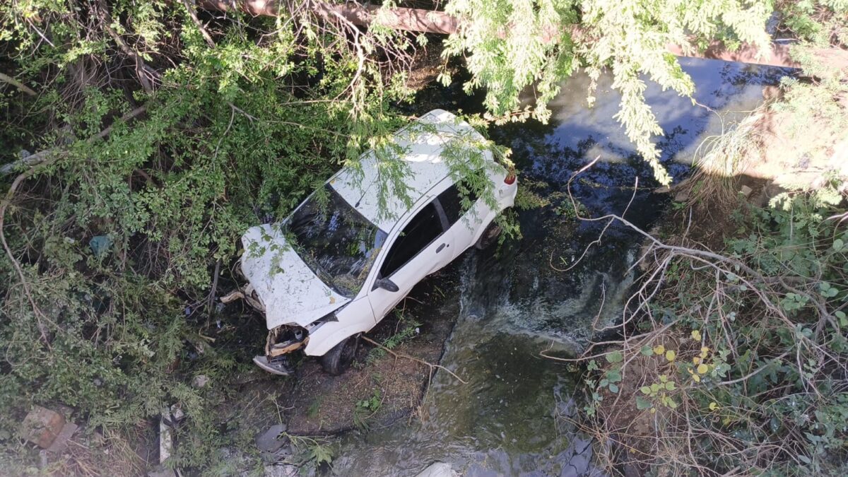 Motorista perde controle e carro cai de ponte na BR-230 em Cajazeiras Motorista perde controle e carro cai de ponte na BR-230 em Cajazeiras