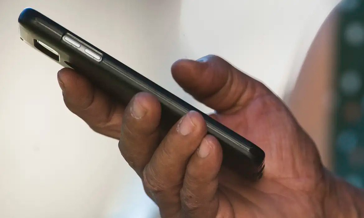 Suspeito de criar perfis fake para enviar 'nudes' para adolescentes, homem vira alvo da Polícia em Santa Rita Imagem ilustrativa. (foto: Marcello Casal Jr/Agência Brasil)