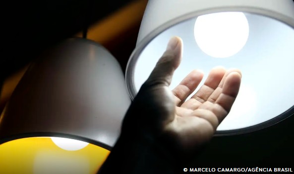 Contas de luz permanecem com bandeira tarifária vermelha em julho Contas de luz permanecem com bandeira tarifária vermelha em julho