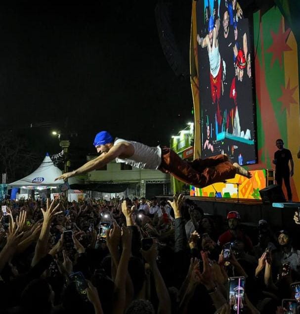 Cantor Nattan pula sobre fãs no São João de Campina e come cuscuz na Feira da Prata nattan