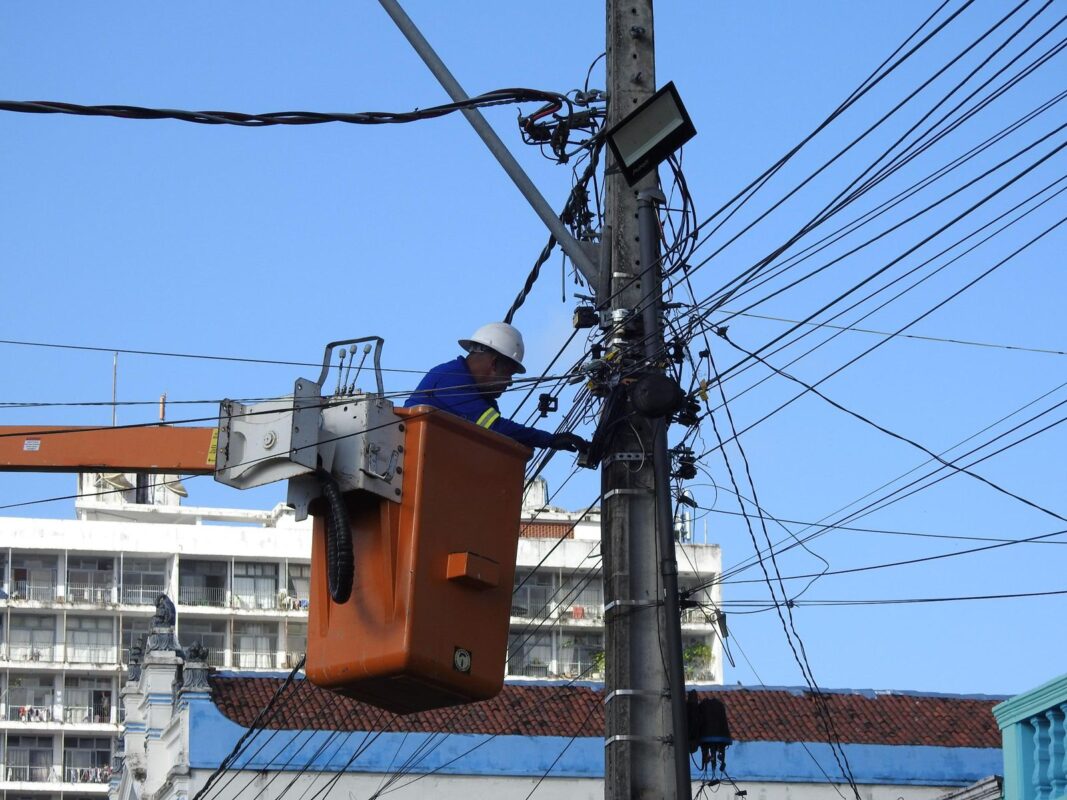 Prefeitura de João Pessoa inicia retirada de fios clandestinos na General Osório e ação deve abranger todo Centro Histórico Prefeitura inicia operação para limpeza de fios em postes e combate à poluição visual nas ruas de João Pessoa
