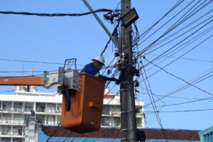 Prefeitura de João Pessoa inicia retirada de fios clandestinos na General Osório e ação deve abranger todo Centro Histórico Prefeitura inicia operação para limpeza de fios em postes e combate à poluição visual nas ruas de João Pessoa