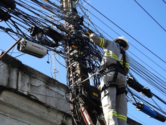 "Uma bagunça que estava se tornando": Cícero destaca ação contra poluição visual em João Pessoa fios CÍCERO LUCENA