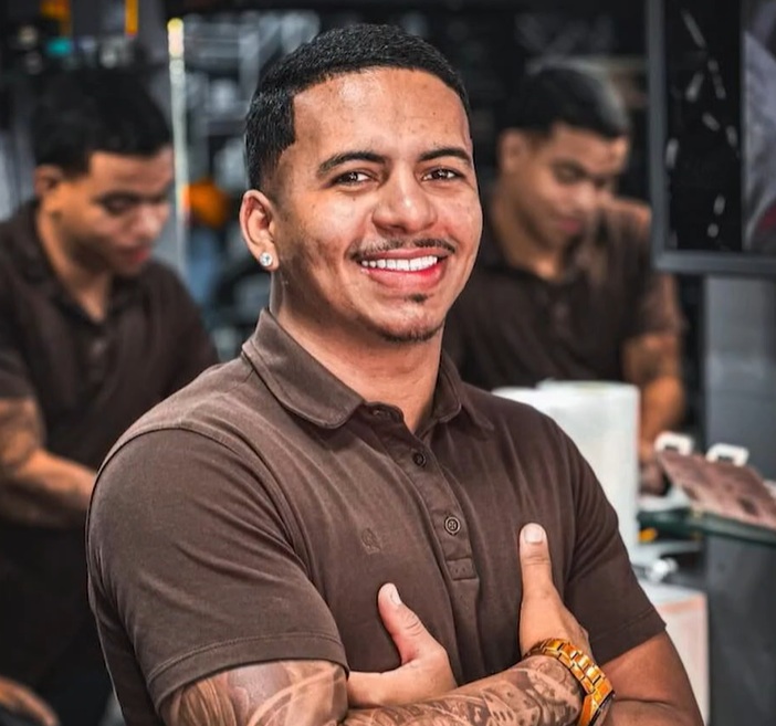 Barbeiro de 25 anos é assassinado a tiros e duas pessoas são baleadas em Cruz das Armas O barbeiro Israel Washington Cordeiro de Sousa, de 25 anos, foi assassinado