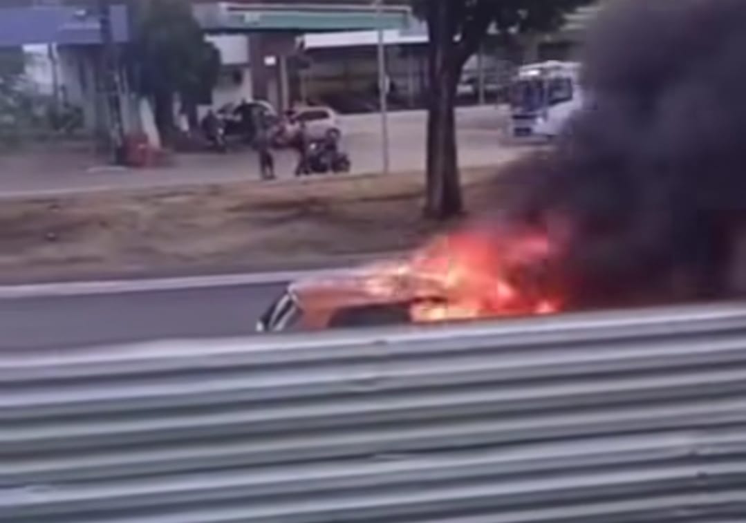 SUSTO: carro pega fogo na principal de Cruz das Armas