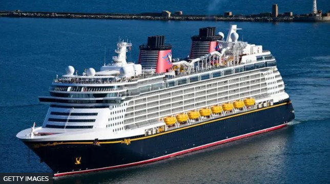 Pai pula de navio da Disney para salvar filha de 4 anos que caiu no mar Pai pula de navio da Disney para salvar filha de 4 anos que caiu no mar