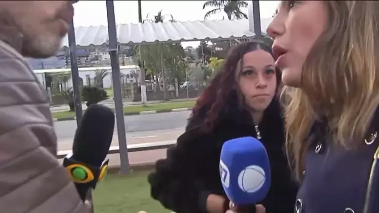 Repórter da Record é empurrada por jornalista da Band ao vivo reporter, band, record, lucas martins, grace abdou