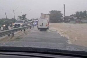 CHUVAS: BR-230 tem alagamento e trânsito lento, após rio transbordar na Grande João Pessoa; VÍDEOS