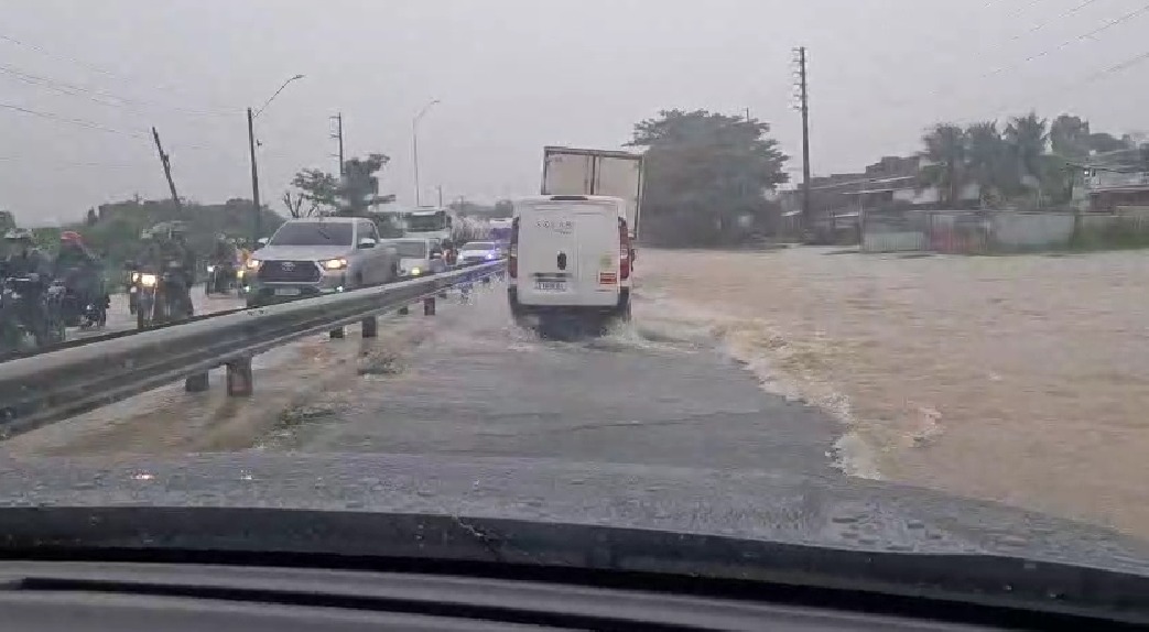 CHUVAS: BR-230 tem alagamento e trânsito lento, após rio transbordar na Grande João Pessoa; VÍDEOS CHUVAS: BR-230 tem alagamento e trânsito lento, após rio transbordar na Grande João Pessoa; VÍDEOS
