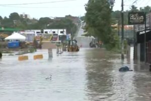 CHUVAS: trânsito na ladeira entre Mangabeira e Valentina é interrompido