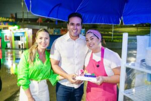 Lucas Ribeiro entrega troféu 'Caso de Sucesso' do Empreender a confeiteira que viralizou vendendo bolos no São João de Campina lucas ribeiro, troféu, confeiteira