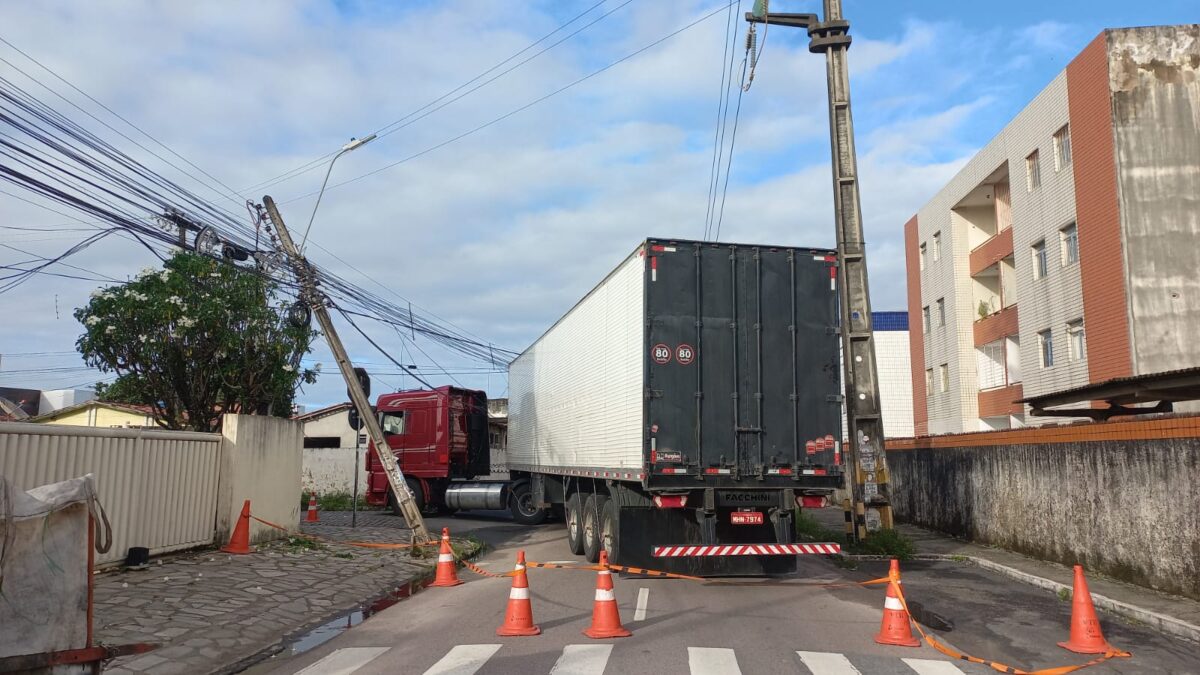Carreta derruba fiação, interdita rua e deixa moradores sem energia no José Américo Rua bloqueada em Água Fria. (foto: divulgação/Semob-JP)