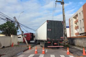 Carreta derruba fiação, interdita rua e deixa moradores sem energia no José Américo Rua bloqueada em Água Fria. (foto: divulgação/Semob-JP)