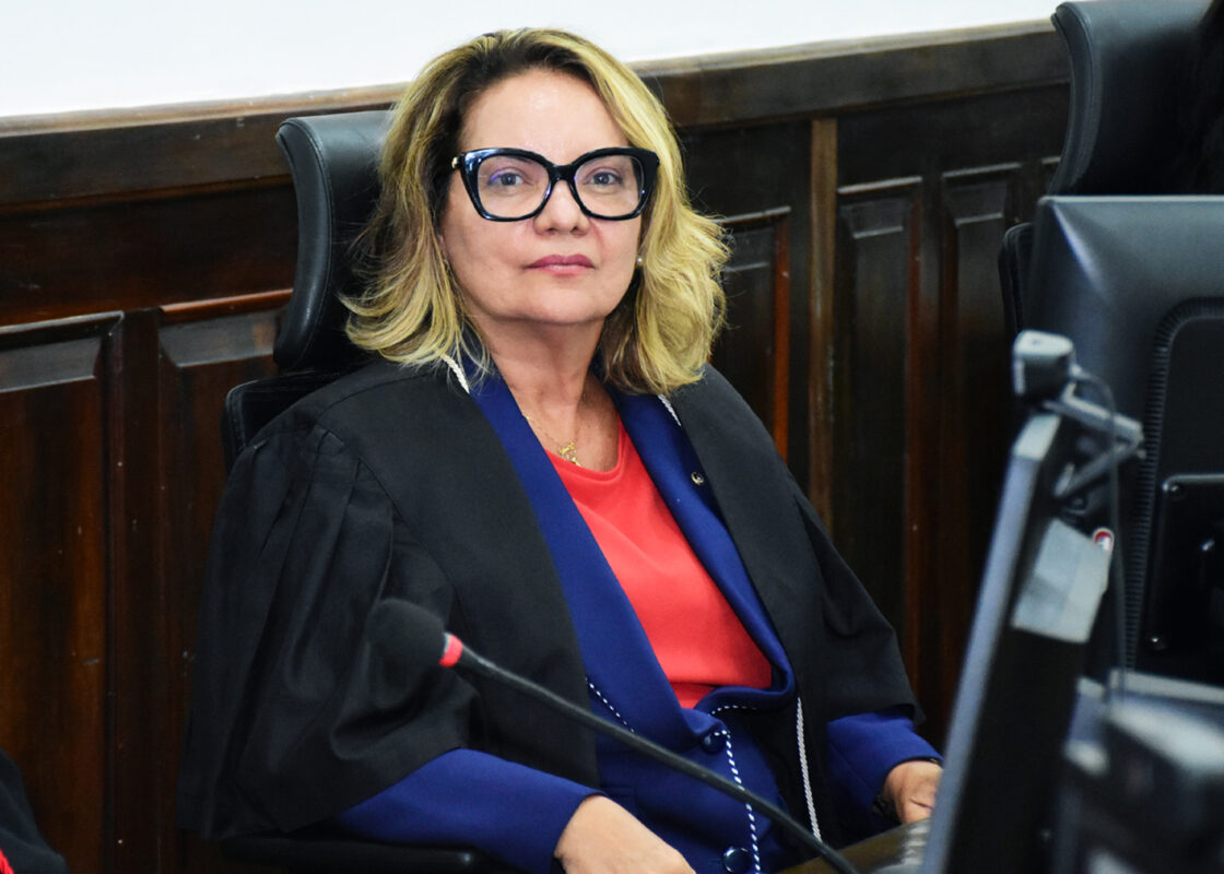 Desembargadora Túlia Neves discorre sobre ‘misoginia no ambiente de trabalho’ em livro acadêmico Desa. Túlia Neves, autora do trabalho sobre Misoginia