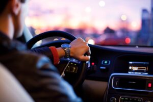 Tribunal de Justiça da Paraíba condena Uber por bloqueio de conta de motorista e determina indenização carro, veículo,