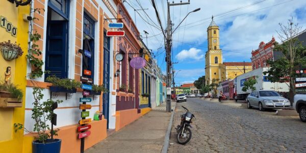 Areia é um município brasileiro do estado da Paraíba, localizado na Região Geográfica Imediata de Campina Grande. De acordo com o IBGE, no ano de 2021 sua população era estimada em 22.493 habitantes.