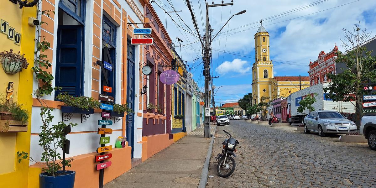 Areia é um município brasileiro do estado da Paraíba, localizado na Região Geográfica Imediata de Campina Grande. De acordo com o IBGE, no ano de 2021 sua população era estimada em 22.493 habitantes.