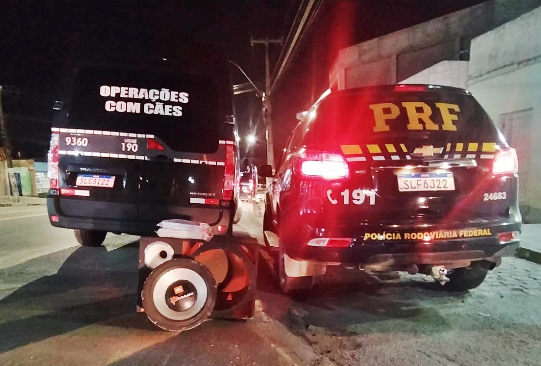 PRF apreende 2 kg de cocaína escondida em caixa de som de carro em Campina Grande PRF apreende 2 kg de cocaína escondida em caixa de som de carro em Campina Grande