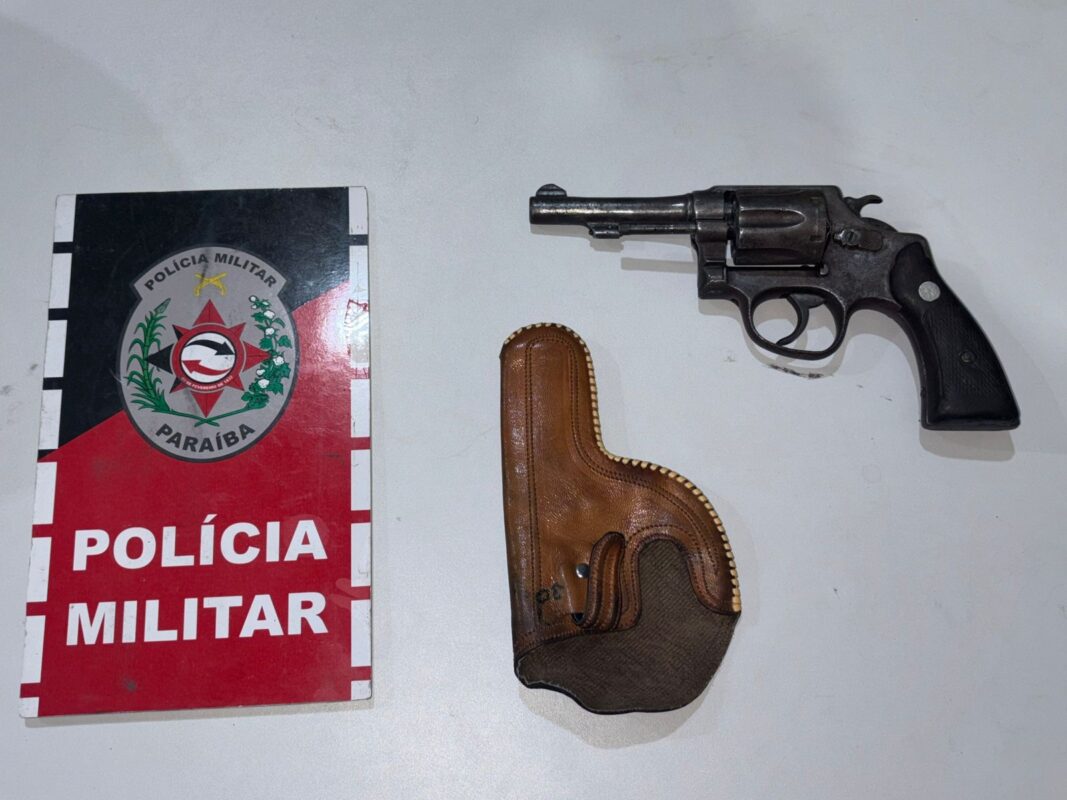 Polícia Militar apreende arma após troca de tiros com suspeitos de roubo no Sertão da Paraíba Polícia Militar apreende arma após troca de tiros com suspeitos de roubo no Sertão da Paraíba
