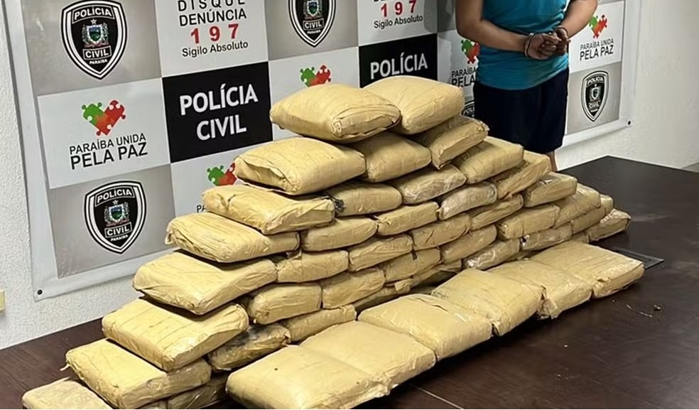 Homem é preso e 52 tabletes de maconha da Colômbia são apreendidos na Grande João Pessoa Homem é preso e 52 tabletes de maconha da Colômbia são apreendidos na Grande João Pessoa