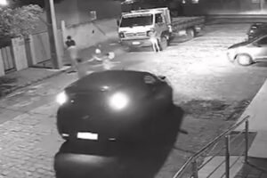 Câmera de segurança flagra atropelamento de criança enquanto brincava na rua em João Pessoa Câmera de segurança flagra atropelamento de criança enquanto brincava na rua em João Pessoa