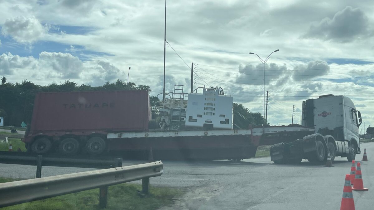Carreta tomba ao acessar retorno da BR-230 em João Pessoa Carreta tomba ao acessar retorno da BR-230 em João Pessoa