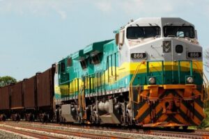 Brasil e China firmam parceria que prevê ferrovia que ligará Atlântico e Pacífico Brasil e China firmam parceria que prevê ferrovia que ligará Atlântico e Pacífico