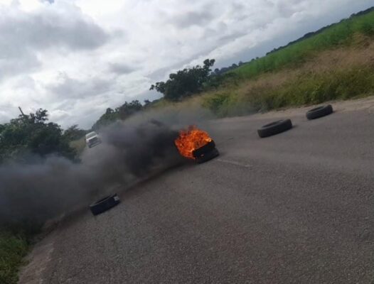 Manifestantes bloqueiam rodovia entre Capim e Mamanguape e cobram obras de manutenção Manifestantes bloqueiam rodovia entre Capim e Mamanguape e cobram obras de manutenção
