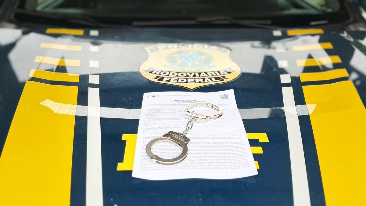 Mulher é presa por utilizar documentos falsos e se apresentar como 'chefe da Interpol' no Rio Grande do Norte Foragido por homicídio do ex-prefeito de João Dias é preso na Paraíba