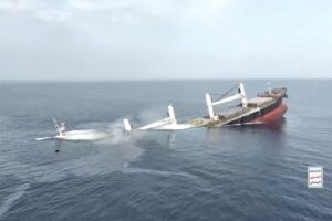 Houthis sequestram seis tripulantes após afundar dois navios no Mar Vermelho em retaliação a guerra em Gaza