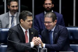 Congresso diz, em nota de Hugo Motta e Alcolumbre, que está pronto para proteger economia após tarifa de Trump sobre Brasil