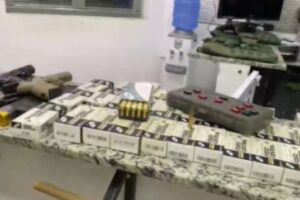 VÍDEO: membro de facção é preso com arsenal de guerra, munições e coletes à prova de bala em Alhandra VÍDEO: membro de facção é preso com arsenal de guerra, munições e coletes à prova de bala em Alhandra